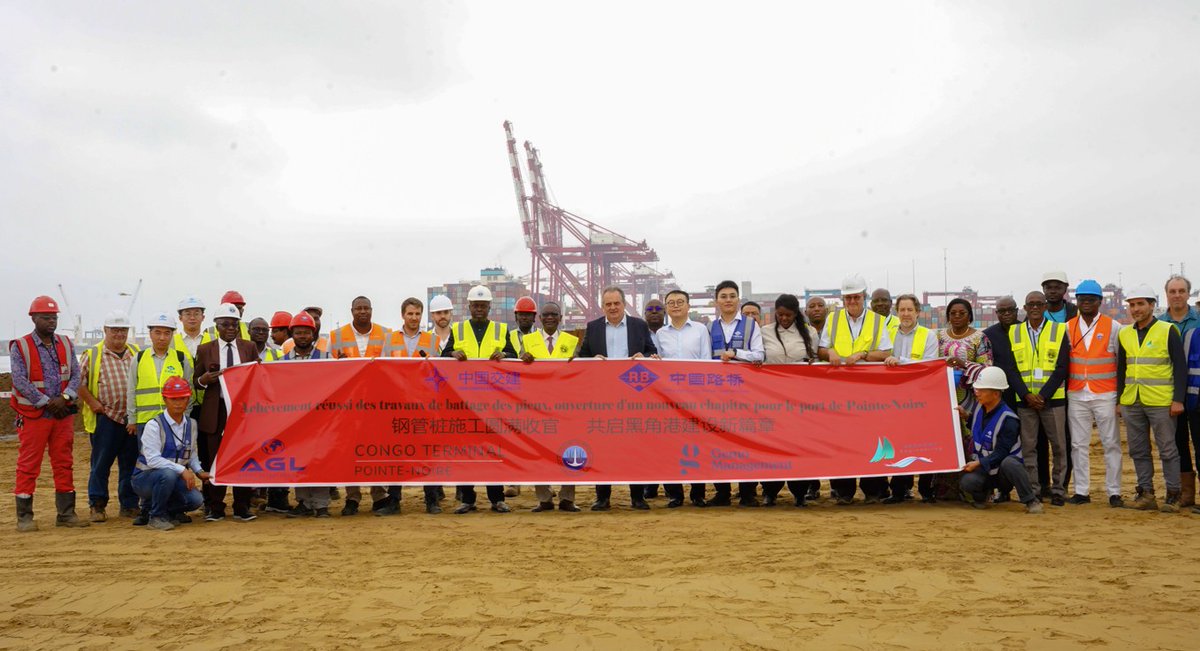 TribuneEco's tweet photo. L’infrastructure de base du futur quai du Môle Est franchi une étape clé avec l’achèvement du battage des pieux en acier par Congo Terminal. 558 pieux ont été mis en place pour une quantité d’acier équivalente à trois fois le poids de la tour Eiffel. 👉https://t.co/p1GRjxX9qQ https://t.co/jP5U1gsCEC