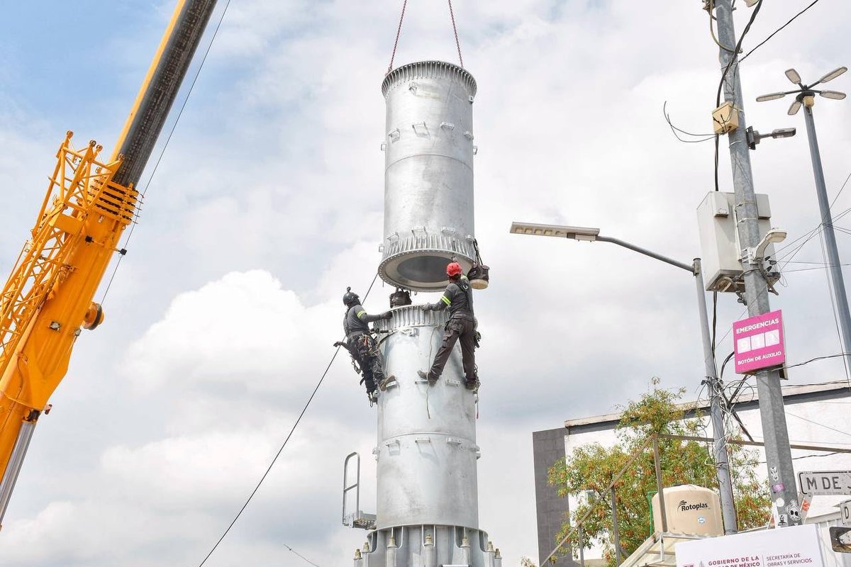 SOBSECDMX's tweet photo. Con el montaje de la primera columna de la Línea 4 del Cablebús, hoy inició formalmente la construcción en campo de este nuevo sistema de transporte que conectará el CETRAM Universidad con Pedregal de San Nicolás. Los trabajos fueron supervisados personalmente por el secretario https://t.co/YAqGn0bYHS