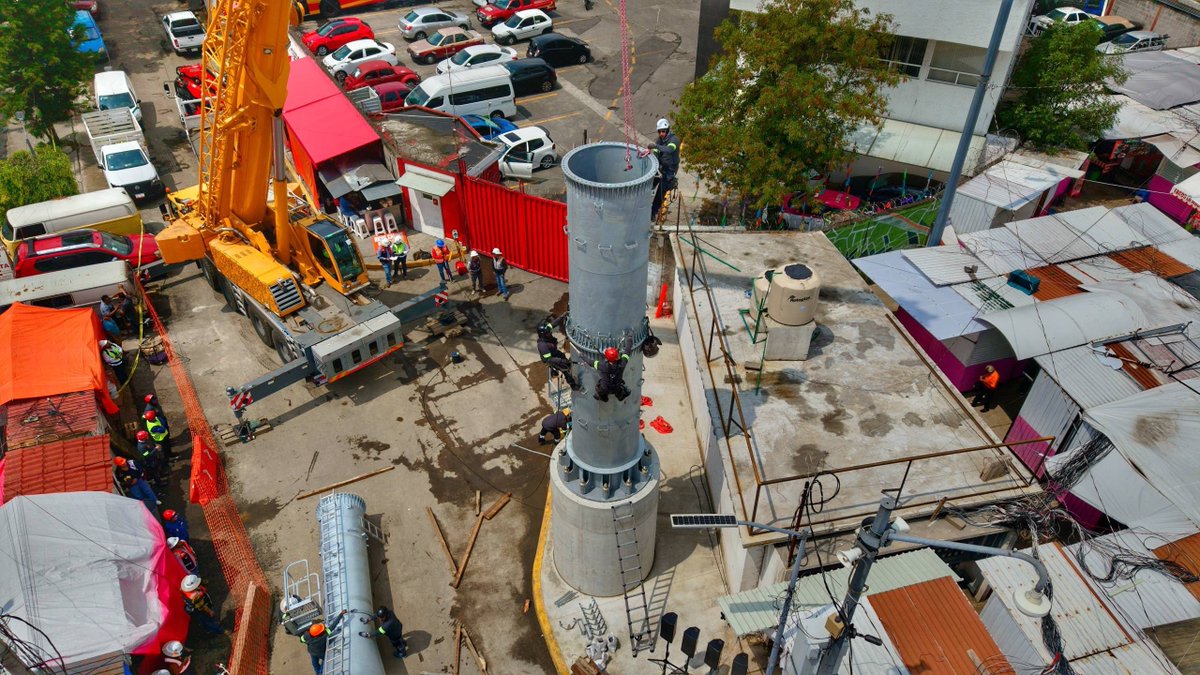 SOBSECDMX's tweet photo. Con el montaje de la primera columna de la Línea 4 del Cablebús, hoy inició formalmente la construcción en campo de este nuevo sistema de transporte que conectará el CETRAM Universidad con Pedregal de San Nicolás. Los trabajos fueron supervisados personalmente por el secretario https://t.co/YAqGn0bYHS