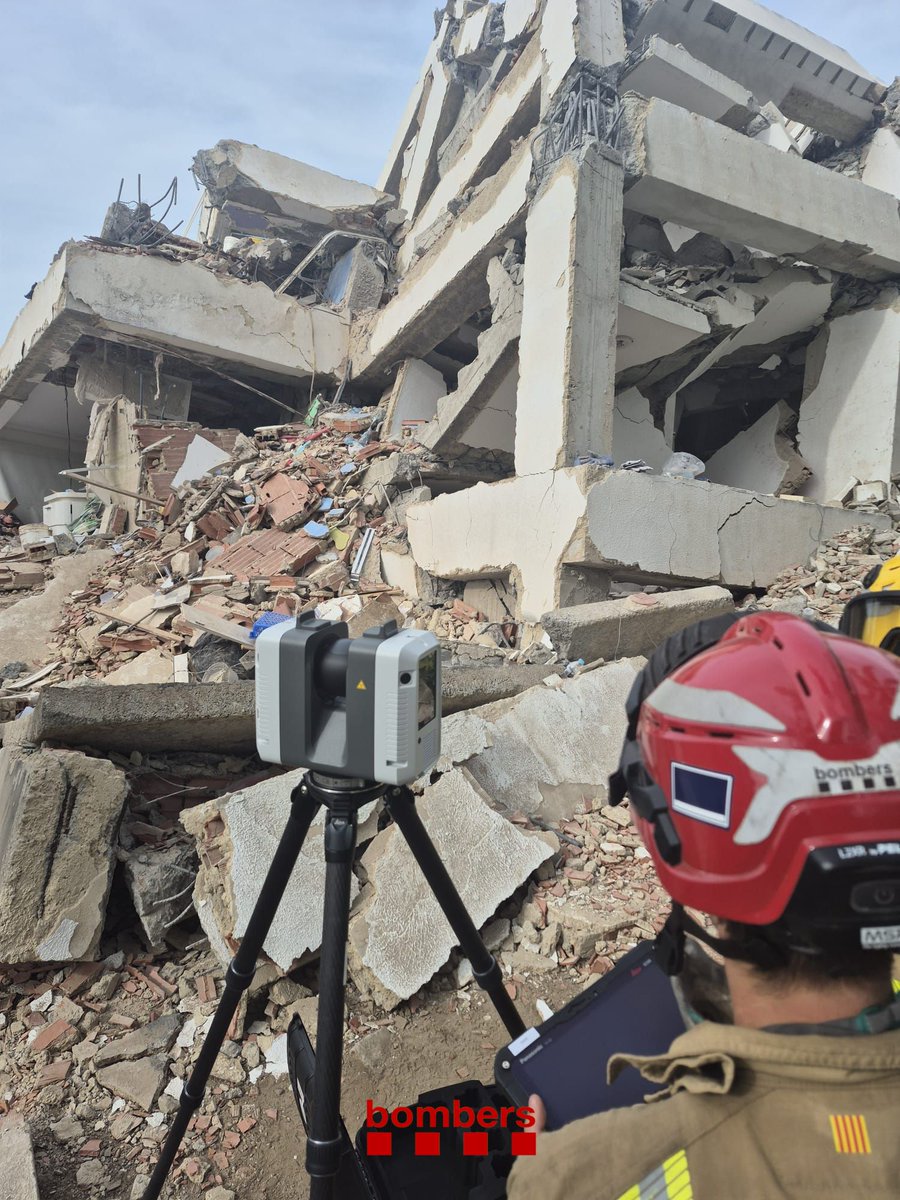bomberscat's tweet photo. Avui els #bomberscat destinats a l'expedició @eu_echo de suport Veneçuela hem estat a la zona de Carabelleda fent una valoració i un triatge de les edificacions d'aquesta zona. 
https://t.co/Hkh1t6qOhA https://t.co/XORT5xJBZw
