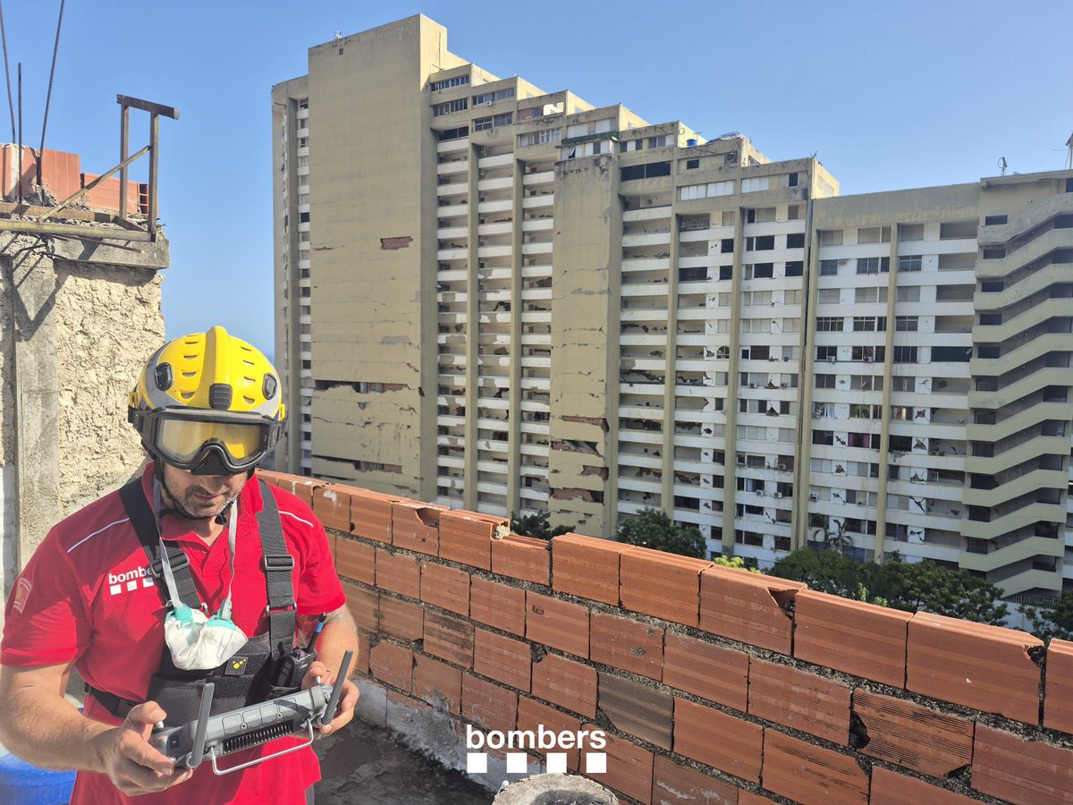 bomberscat's tweet photo. Avui els #bomberscat destinats a l'expedició @eu_echo de suport Veneçuela hem estat a la zona de Carabelleda fent una valoració i un triatge de les edificacions d'aquesta zona. 
https://t.co/Hkh1t6qOhA https://t.co/XORT5xJBZw