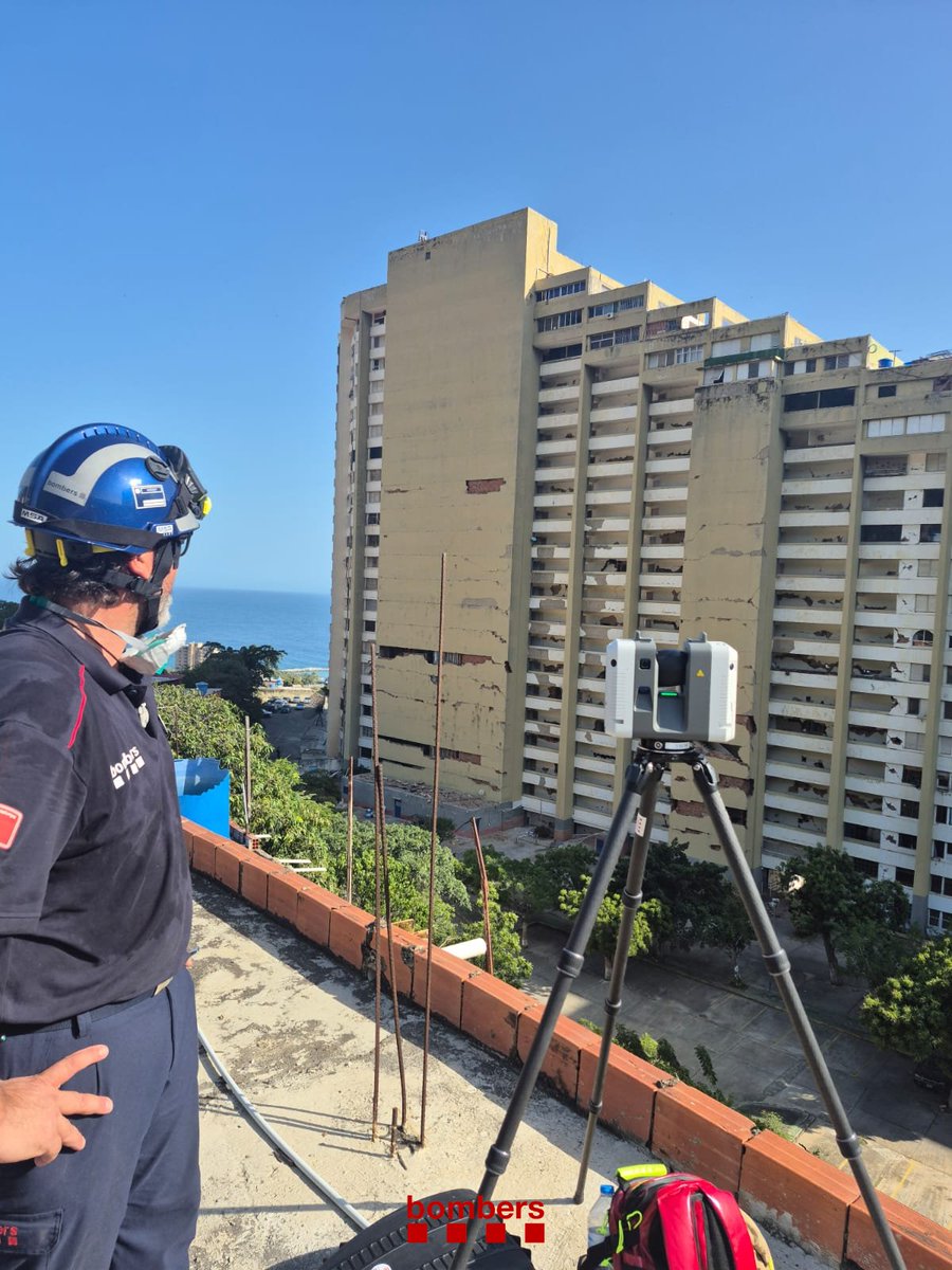 bomberscat's tweet photo. Avui els #bomberscat destinats a l'expedició @eu_echo de suport Veneçuela hem estat a la zona de Carabelleda fent una valoració i un triatge de les edificacions d'aquesta zona. 
https://t.co/Hkh1t6qOhA https://t.co/XORT5xJBZw