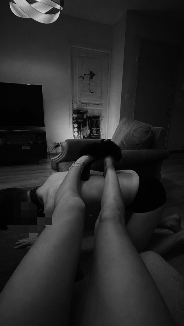 SamDctll's tweet photo. Qui veut être mon repose-pieds ? 😈
J’en veux un nouveau… bien docile et obéissant.
Toi, tu tiendrais combien de temps ? Dis-moi en commentaire ⬇️
RT si tu postules 🔥
#Femdom #Dominatrix #BDSM #FootFetish #Slave #Kink #Dominante https://t.co/yBkEACR2aK