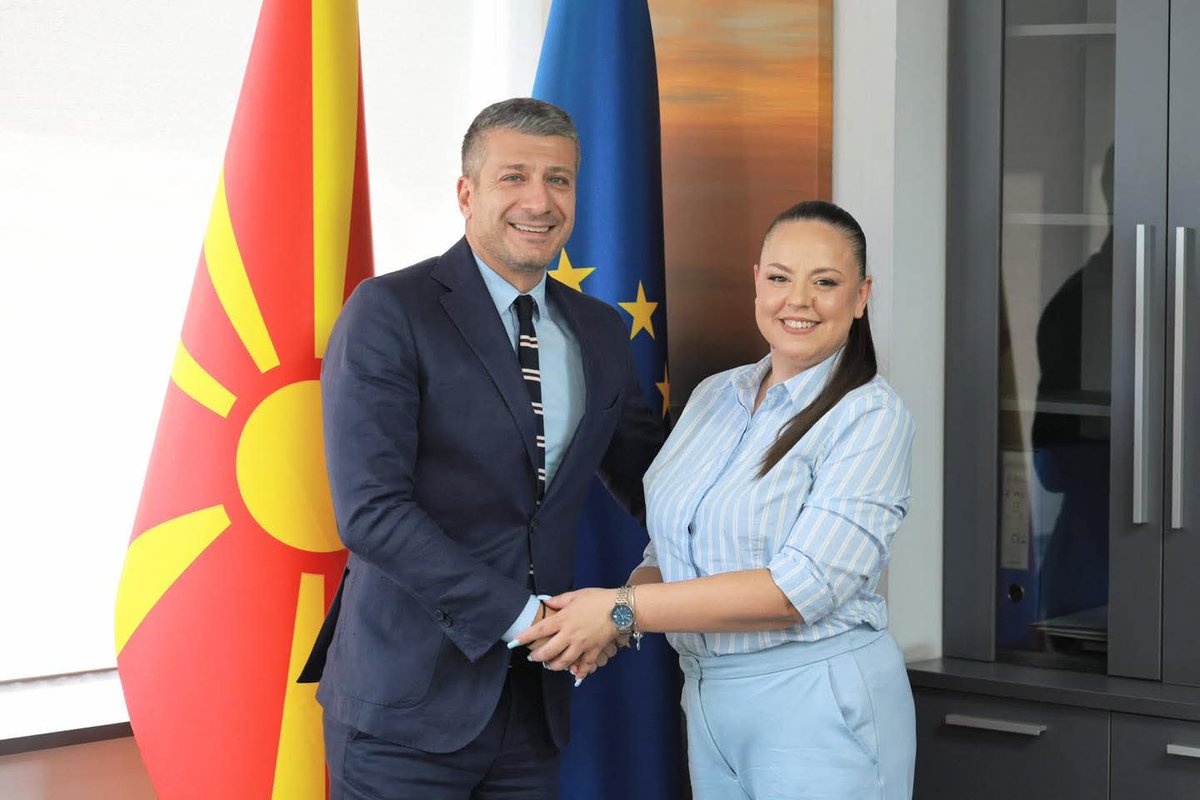 Dimovska_D's tweet photo. 🤝 Стратешко партнерство за посилни општини, повеќе можности за младите и примена на иновации!  
​Заедно со министерот за локална самоуправа, Златко Перински, договоривме низа заеднички активности насочени кон локалниот   развој! https://t.co/8CMTrCQMuD