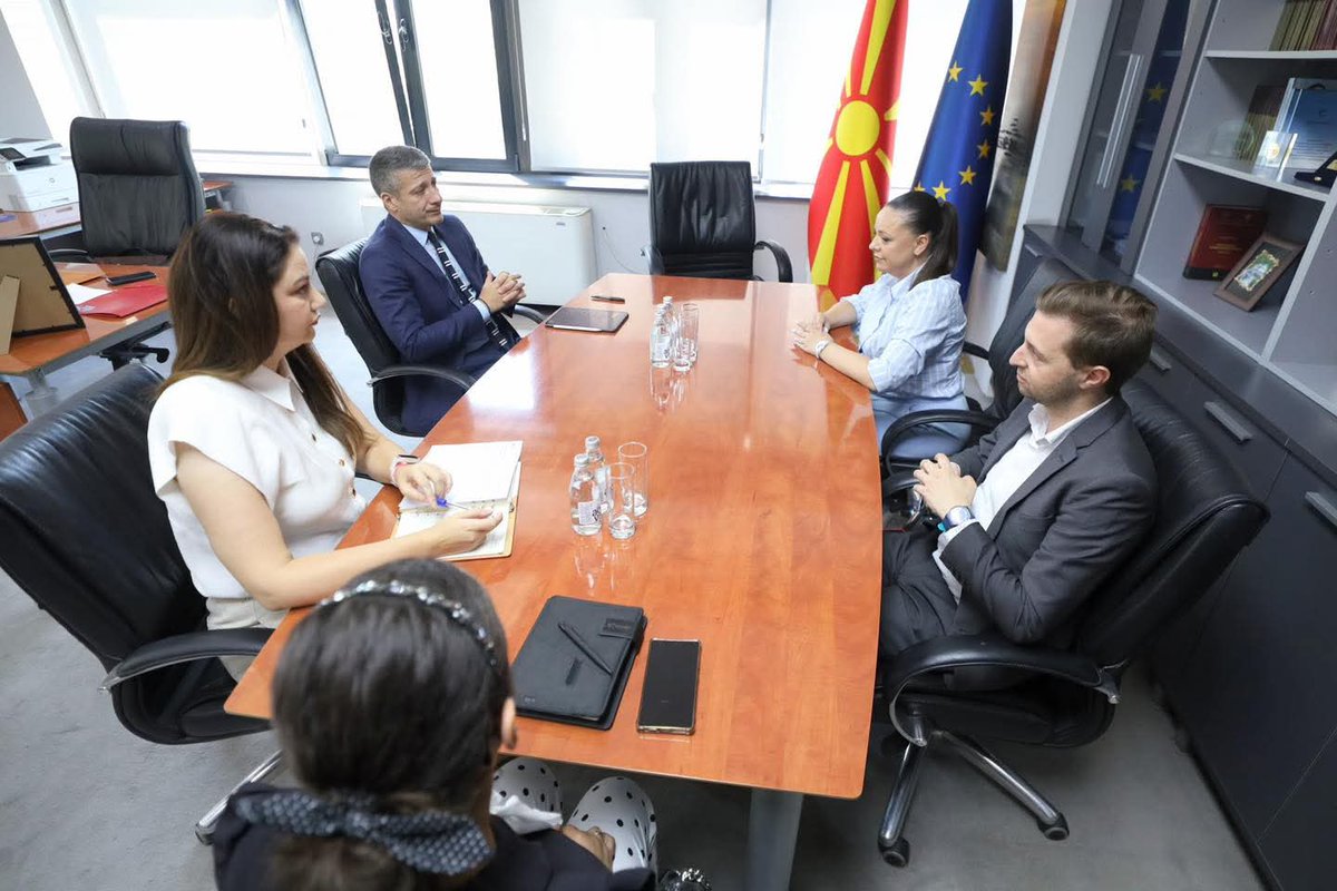 Dimovska_D's tweet photo. 🤝 Стратешко партнерство за посилни општини, повеќе можности за младите и примена на иновации!  
​Заедно со министерот за локална самоуправа, Златко Перински, договоривме низа заеднички активности насочени кон локалниот   развој! https://t.co/8CMTrCQMuD