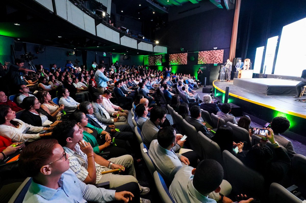 UEenEcuador's tweet photo. #BonoVerde 🌿🇪🇺🇪🇨 | Se presentó oficialmente en Ecuador el primer bono emitido por la banca pública, un hito histórico hacia las finanzas sostenibles.
El evento, liderado por el @BDEcuadorBP, marca el inicio de una estrategia para movilizar inversiones hacia proyectos ambientales y sociales en los territorios 💧⚡🏗️.
 
Esta emisión es una realidad gracias al apoyo de la Iniciativa Global de Bonos Verdes (GGBI), programa emblemático de la #UniónEuropea 🇪🇺 bajo la agenda de inversiones #GlobalGateway, y el acompañamiento técnico de @PNUDEcuador.
 
¡Unidos para posicionar al país como referente en desarrollo sostenible! 🌎✨
 
#EcuadorVerde #GlobalGateway #FinanzasSostenibles #EquipoEuropa