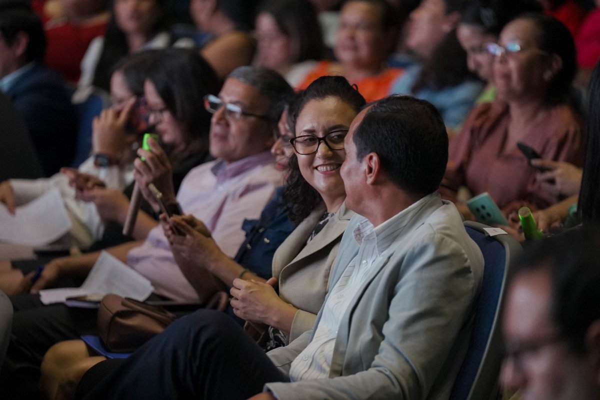 UEenEcuador's tweet photo. #BonoVerde 🌿🇪🇺🇪🇨 | Se presentó oficialmente en Ecuador el primer bono emitido por la banca pública, un hito histórico hacia las finanzas sostenibles.
El evento, liderado por el @BDEcuadorBP, marca el inicio de una estrategia para movilizar inversiones hacia proyectos ambientales y sociales en los territorios 💧⚡🏗️.
 
Esta emisión es una realidad gracias al apoyo de la Iniciativa Global de Bonos Verdes (GGBI), programa emblemático de la #UniónEuropea 🇪🇺 bajo la agenda de inversiones #GlobalGateway, y el acompañamiento técnico de @PNUDEcuador.
 
¡Unidos para posicionar al país como referente en desarrollo sostenible! 🌎✨
 
#EcuadorVerde #GlobalGateway #FinanzasSostenibles #EquipoEuropa