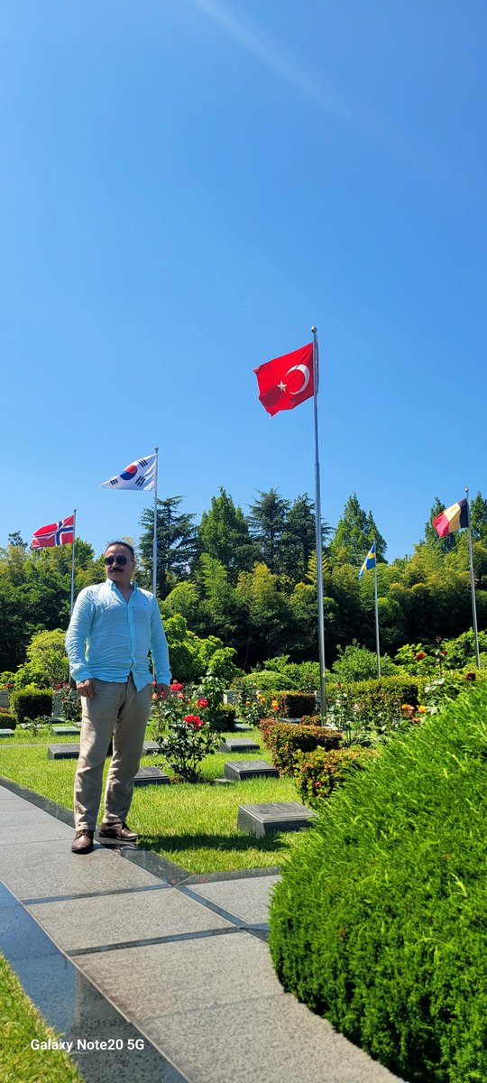 Okciro's tweet photo. Bugün Güney Kore'nin Busan şehrindeki BM Anıt Mezarlığı'nda, vatanımızdan kilometrelerce uzakta yatan kahraman dedelerimizin huzurundaydık. Dualarımızı ettik, minnetimizi sunduk. Ruhları şad, mekânları cennet olsun. 🇹🇷🇰🇷

— Güney Kore Danışmanı Cebren ÇAKIR https://t.co/8afTpp4TKp