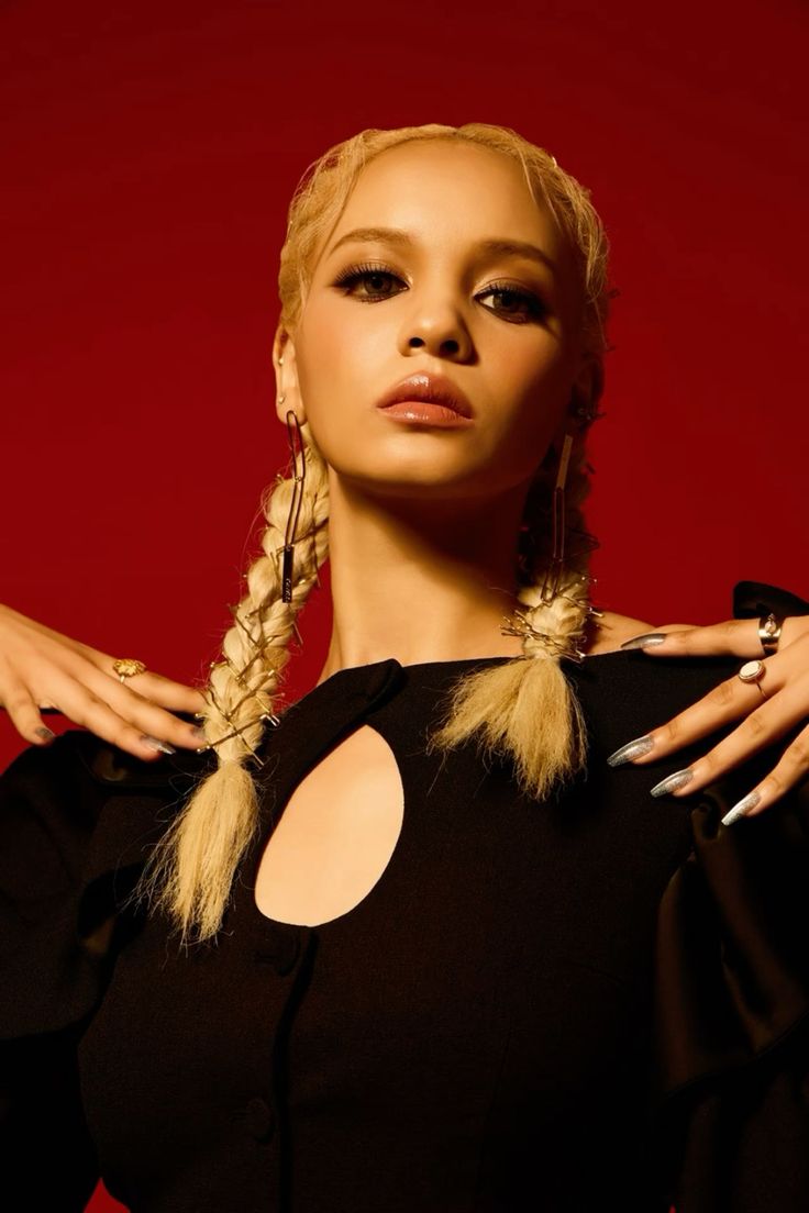 Li74483Lopes's tweet photo. Líder: África Ocidental/Europeu
Vocalista principal: América norte
Visual: América sul/ Europeu
Dançarina principal: Sul Asia
Percebe que não é só países diferentes, mas também continentes
#blackswan #fatou #nvee #gabi #sriya https://t.co/aCmUr1PNFO