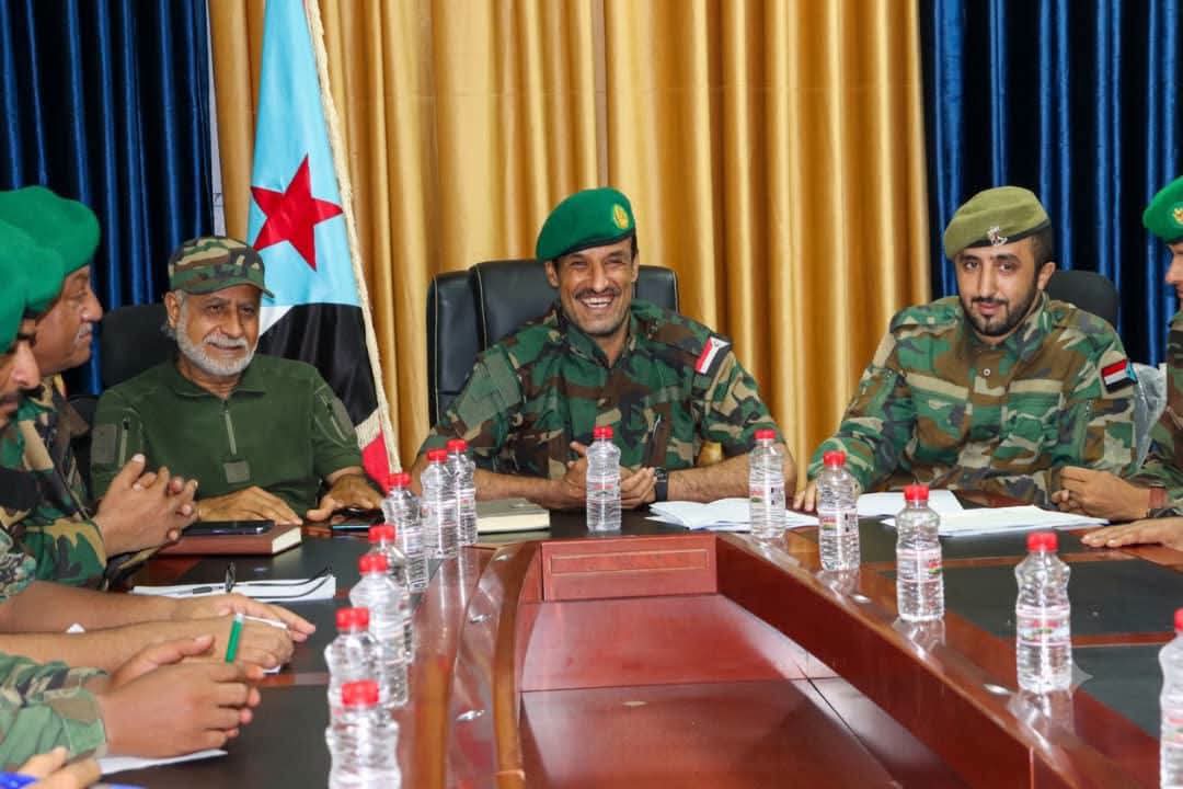 yzidi0's tweet photo. أدام الله ضحكتك يافندم جلال، مع إني لا اظن ان دعوتي ستُستجاب.
سيذهب الان مازن حازب للمحاكمة إنفاذاً للقانون الذي قاتلت بإستماتة كي تخالفه، في عهدكم إجتمع ابناء الحارة ليدافعون عن والد البنت وعمها منكم، المواطن يحمي المواطن من الأمن، ستلاحقكم دعوات المظلومين لامحالة.
#محمد_اليزيدي https://t.co/GxIXSp5Vjc