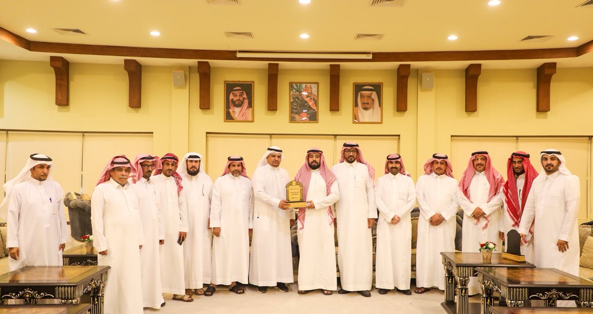 mun_alasyah's tweet photo. 📜 | #تكريم

كرّم رئيس #بلدية_محافظة_الأسياح المهندس غازي بن مهلم الظفيري الموظف خالد بن عبدالرحمن الهدياني بمناسبة تقاعده بحضور عددٍ من منسوبي البلدية، وقدم له الشكر والتقدير على ما قدّمه من جهود متميزة وإسهامات فاعلة خلال مسيرته الوظيفية، متمنيًا له التوفيق في المرحلة المقبلة.
#أمانة_منطقة_القصيم