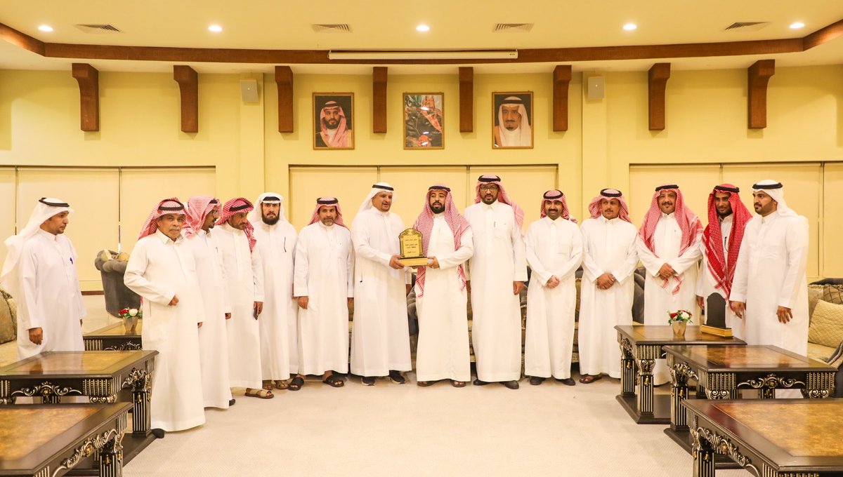 mun_alasyah's tweet photo. 📜 | #تكريم

كرّم رئيس #بلدية_محافظة_الأسياح المهندس غازي بن مهلم الظفيري الموظف خالد بن عبدالرحمن الهدياني بمناسبة تقاعده بحضور عددٍ من منسوبي البلدية، وقدم له الشكر والتقدير على ما قدّمه من جهود متميزة وإسهامات فاعلة خلال مسيرته الوظيفية، متمنيًا له التوفيق في المرحلة المقبلة.
#أمانة_منطقة_القصيم