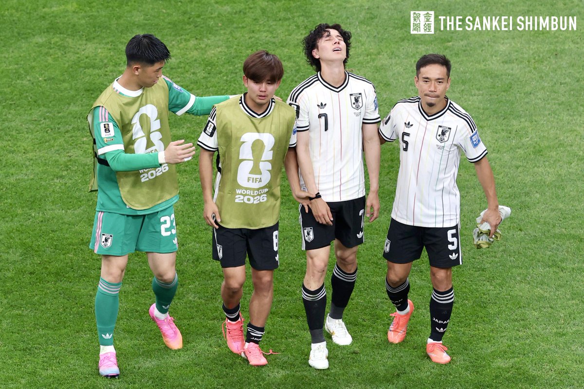 Sankeiphoto_TYO's tweet photo. 【サッカーＷ杯】
試合に敗れ、肩を落とす（左から）早川友基選手、久保建英選手、田中碧選手、長友佑都選手。 https://t.co/Oi5hd35Blp