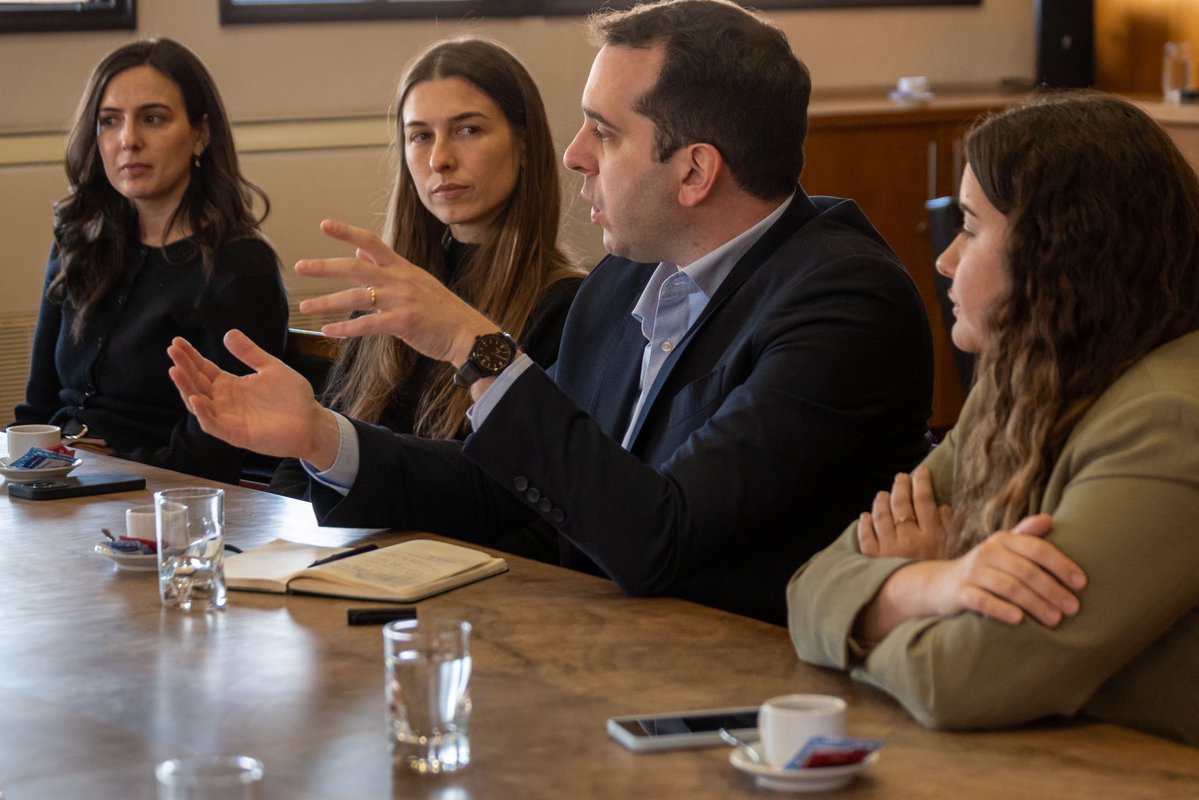 UlpianoSuarez's tweet photo. Hoy recibimos a las autoridades de @Uber en la @ciudaddemendoza. Conversamos sobre movilidad urbana, generación de empleo y el relanzamiento de @UberEats en Mendoza. 

La Mendoza que queremos se construye codo a codo con el sector privado, generando condiciones propicias para la inversión y creación de oportunidades.
