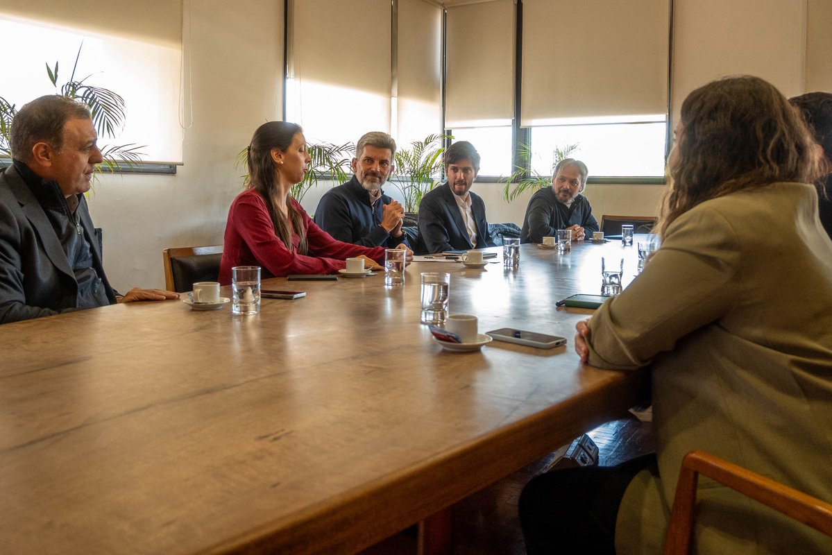 UlpianoSuarez's tweet photo. Hoy recibimos a las autoridades de @Uber en la @ciudaddemendoza. Conversamos sobre movilidad urbana, generación de empleo y el relanzamiento de @UberEats en Mendoza. 

La Mendoza que queremos se construye codo a codo con el sector privado, generando condiciones propicias para la inversión y creación de oportunidades.