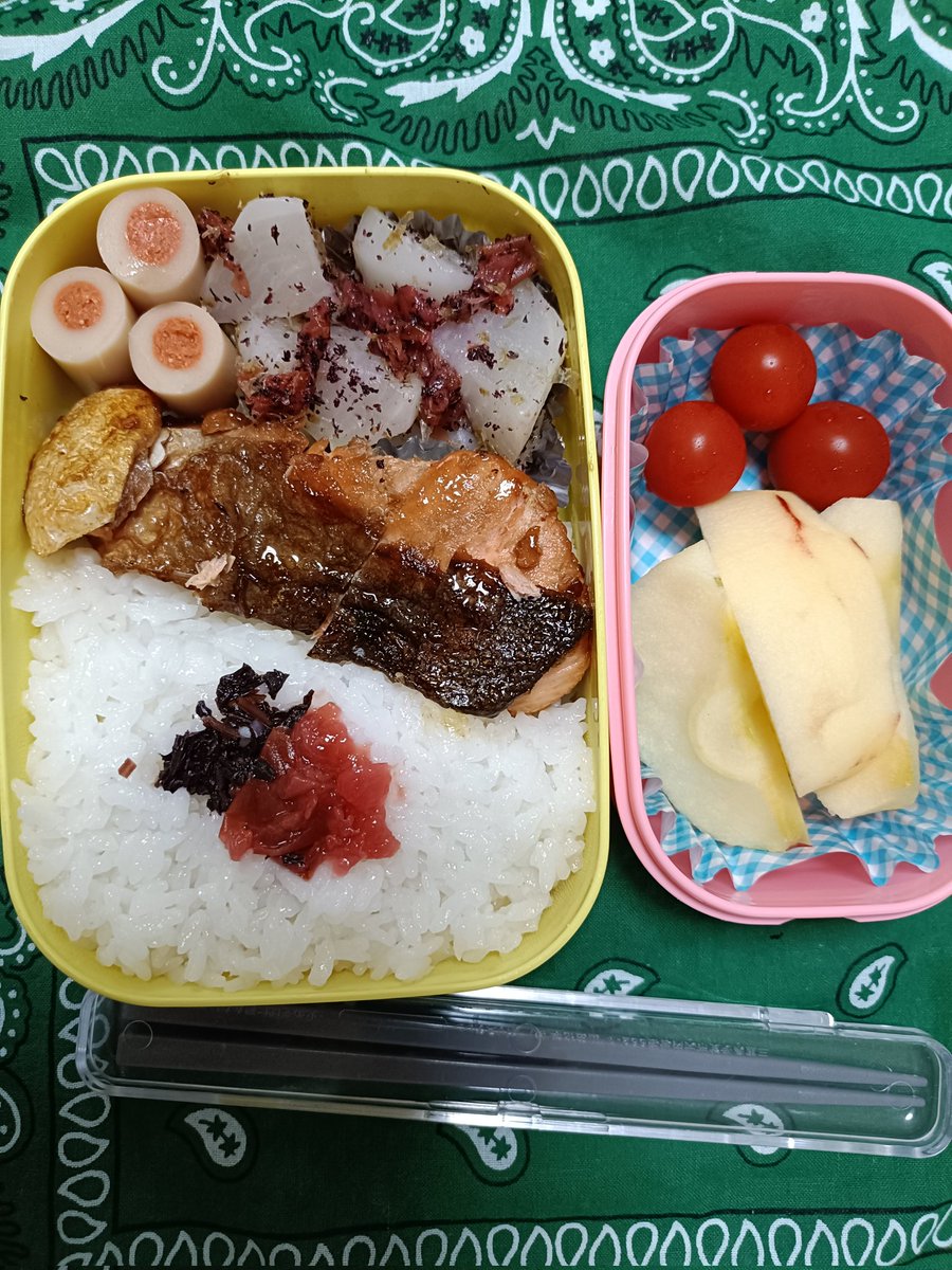 Biagiotti2's tweet photo. 本日の息子弁当🍱。鮭ソテー。蕪の梅ゆかり鰹節和え。明太子ソーセージ？(惣菜)
明日から期末テストなので今日でしばらくお弁当はお休み。
#お弁当 　　
#お弁当記録 https://t.co/1Xd9f9lcOA