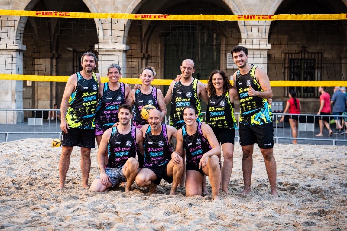 marc_aloy's tweet photo. Avui hem estrenat el torneig de volei platja que des de fa 20 anys celebrem a la plaça Major! Hem suat de valent però ens ho hem passat molt bé! 
Gràcies Volei #Manresa per la vostra feina! 

📸@jordips20 https://t.co/STojFVMqbd