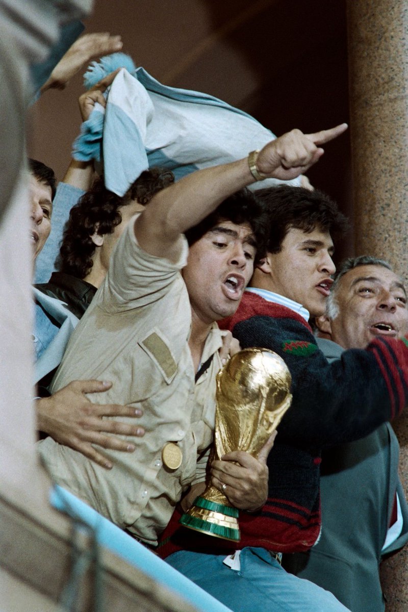 FutbolRetroAr's tweet photo. Maradona en el balcon de la casa rosada con la copa, año 1986. https://t.co/ZBXLDewwuP