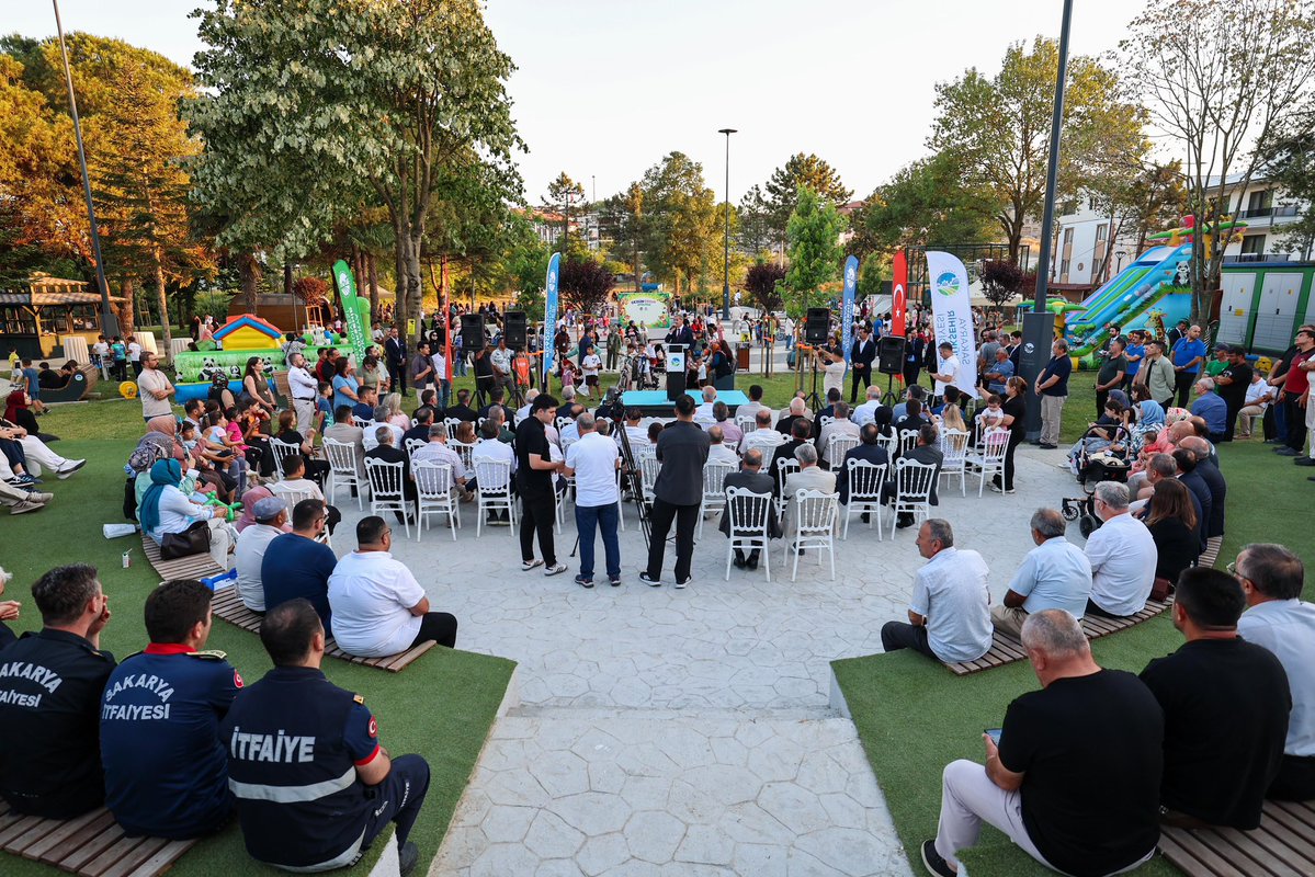 yunustever's tweet photo. Büyükşehir Belediye Başkanımız Yusuf Alemdar ve kıymetli misafirlerin katılımıyla Kaynarca Aziz Duran Parkı’nın açılış törenine katıldık.

7 bin metrekarelik alanda içerisinde kütüphanesi, kaykay pisti, basketbol sahası, yürüyüş yolları ve sosyal donatı alanlarıyla; çocuklarımızı oyunla, gençlerimizi sporla, ailelerimizi keyifli anlarla buluşturacak olan bu güzide projenin Kaynarcalı hemşehrilerimize hayırlı olmasını temenni ediyorum.

Açılış vesilesiyle davamıza ve şehrimize büyük hizmetleri, emekleri olan Merhûm Aziz Duran Başkanımızı da rahmetle ve minnetle yâd ediyorum. 

Kaynarca’mıza yakışan bu güzel eser için Yusuf Başkanımıza çok teşekkür ediyoruz. #BuŞehirHepimizin