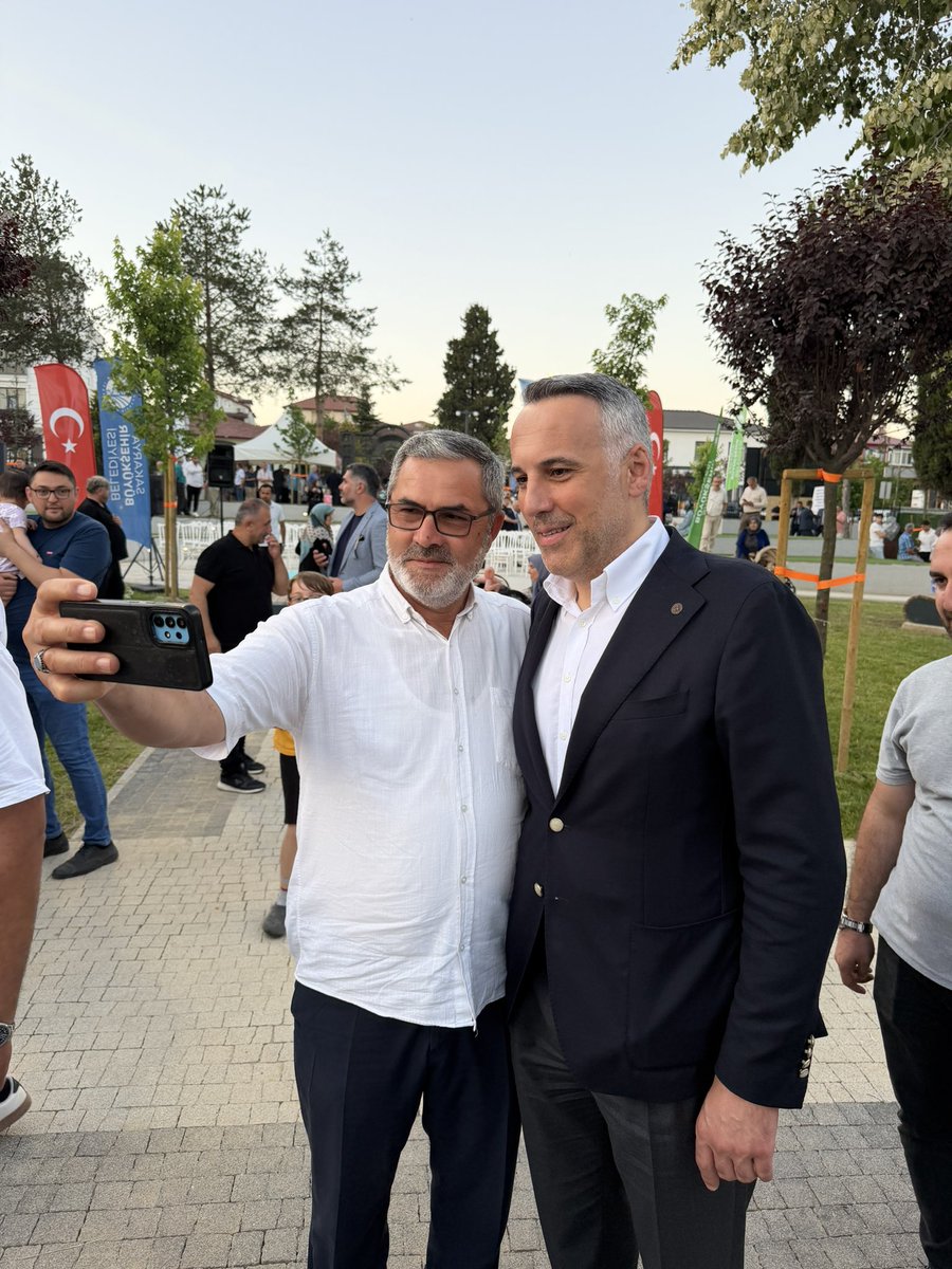 yunustever's tweet photo. Büyükşehir Belediye Başkanımız Yusuf Alemdar ve kıymetli misafirlerin katılımıyla Kaynarca Aziz Duran Parkı’nın açılış törenine katıldık.

7 bin metrekarelik alanda içerisinde kütüphanesi, kaykay pisti, basketbol sahası, yürüyüş yolları ve sosyal donatı alanlarıyla; çocuklarımızı oyunla, gençlerimizi sporla, ailelerimizi keyifli anlarla buluşturacak olan bu güzide projenin Kaynarcalı hemşehrilerimize hayırlı olmasını temenni ediyorum.

Açılış vesilesiyle davamıza ve şehrimize büyük hizmetleri, emekleri olan Merhûm Aziz Duran Başkanımızı da rahmetle ve minnetle yâd ediyorum. 

Kaynarca’mıza yakışan bu güzel eser için Yusuf Başkanımıza çok teşekkür ediyoruz. #BuŞehirHepimizin
