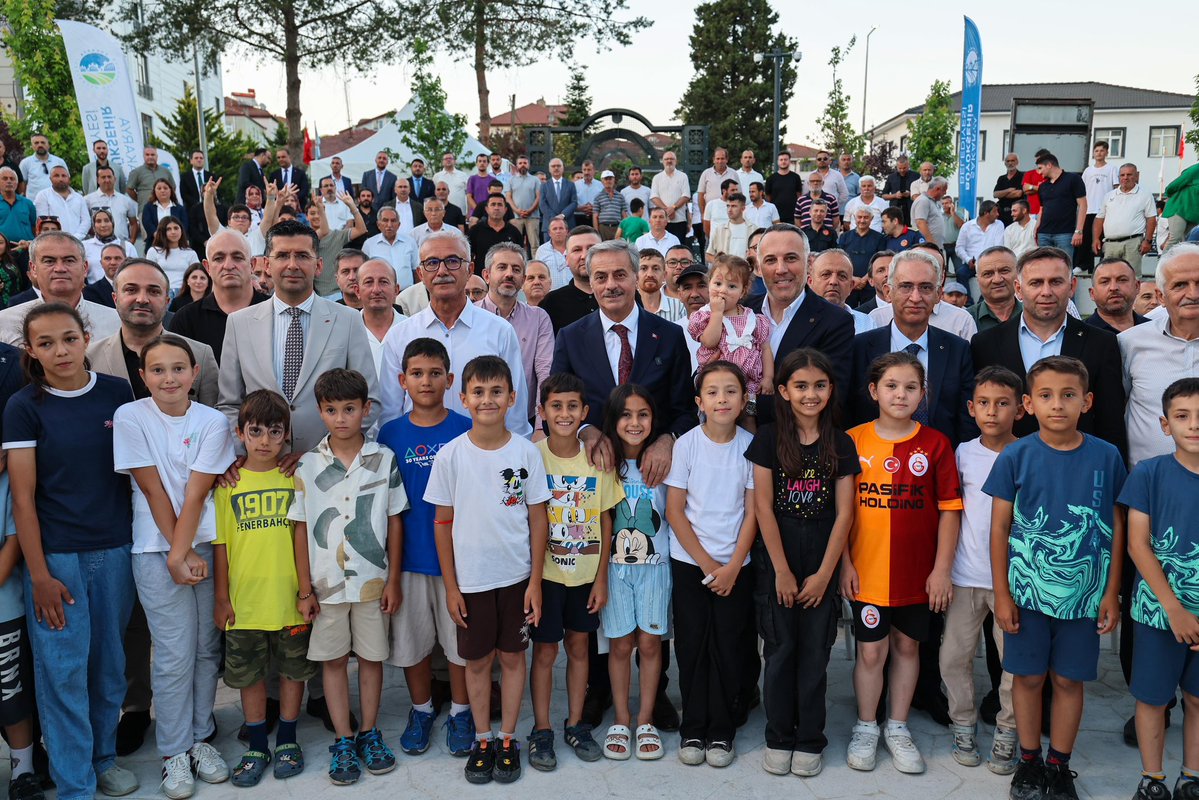 yunustever's tweet photo. Büyükşehir Belediye Başkanımız Yusuf Alemdar ve kıymetli misafirlerin katılımıyla Kaynarca Aziz Duran Parkı’nın açılış törenine katıldık.

7 bin metrekarelik alanda içerisinde kütüphanesi, kaykay pisti, basketbol sahası, yürüyüş yolları ve sosyal donatı alanlarıyla; çocuklarımızı oyunla, gençlerimizi sporla, ailelerimizi keyifli anlarla buluşturacak olan bu güzide projenin Kaynarcalı hemşehrilerimize hayırlı olmasını temenni ediyorum.

Açılış vesilesiyle davamıza ve şehrimize büyük hizmetleri, emekleri olan Merhûm Aziz Duran Başkanımızı da rahmetle ve minnetle yâd ediyorum. 

Kaynarca’mıza yakışan bu güzel eser için Yusuf Başkanımıza çok teşekkür ediyoruz. #BuŞehirHepimizin