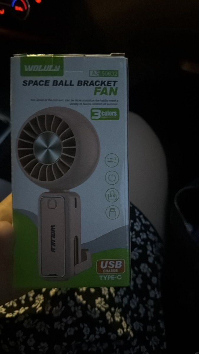 _gioozig_'s tweet photo. Preparando la valigia per l’ippodromo…. Ventilatore, K-Way e crema solare. (Mi sento confusa). @MarroneEmma non è mai stato così difficile, credimi. Praticamente sono pronta a qualsiasi cataclisma meteorologico… o ad una prova di sopravvivenza. Ci vediamo lì 🫶🏻 https://t.co/Bu6OsVSBh1