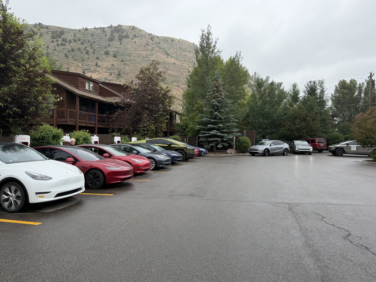 silv3rflow's tweet photo. @Teslaconomics @TeslaCharging I was just charging at the Jackson Hole supercharger, not only was the charger blocked by gas vehicles, but the slower V2 chargers make it a tough time when everyone’s charging @TeslaCharging  Whole Foods or police said they can’t do anything since it’s private https://t.co/nfHymlhopS