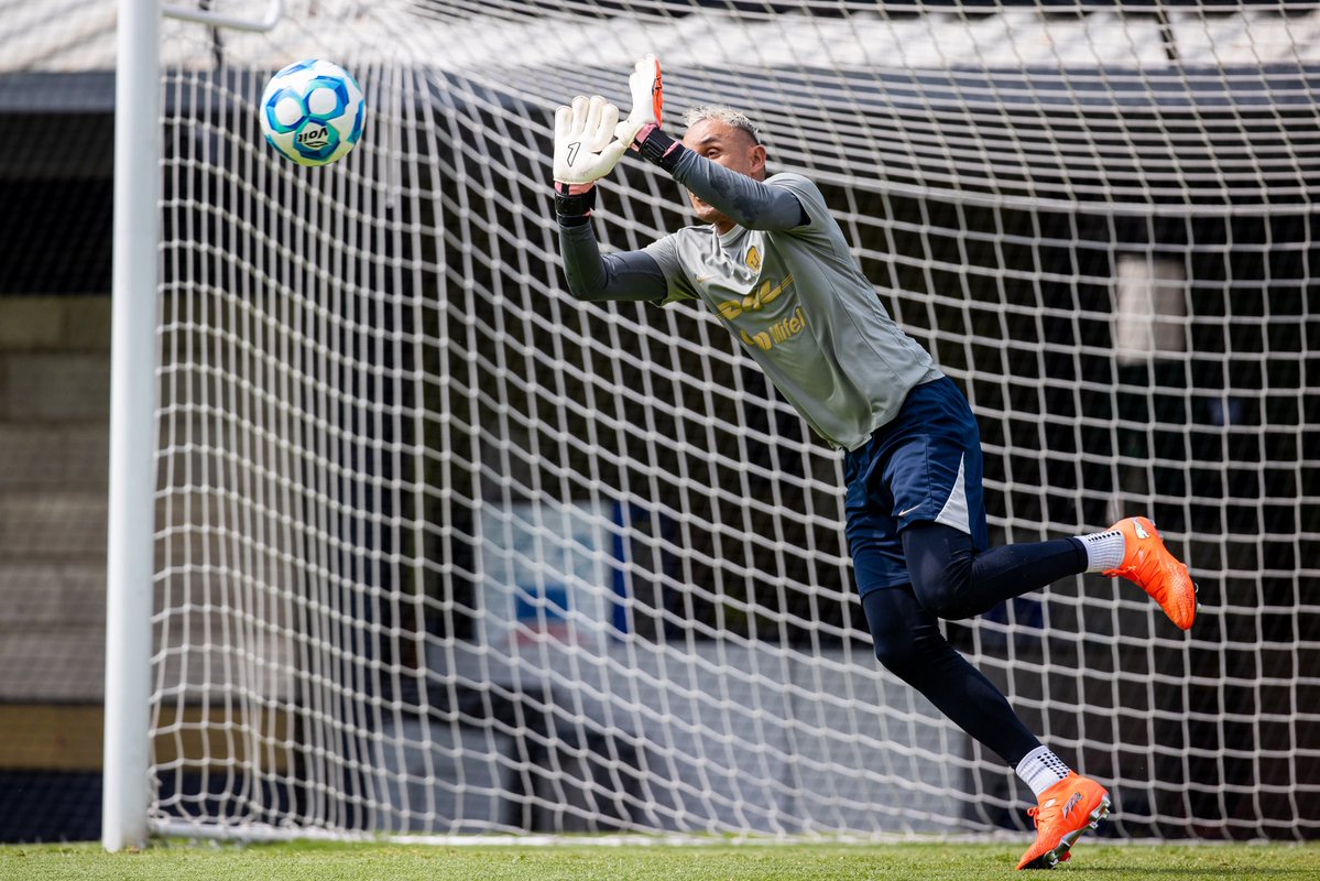 PumasMX's tweet photo. ¡Hola, Keylor! 👋🧤
Nuestro capitán ya trabaja con el equipo. ⚽️👊

#UnidosPorLaHistoria https://t.co/xLJQlFpnEr