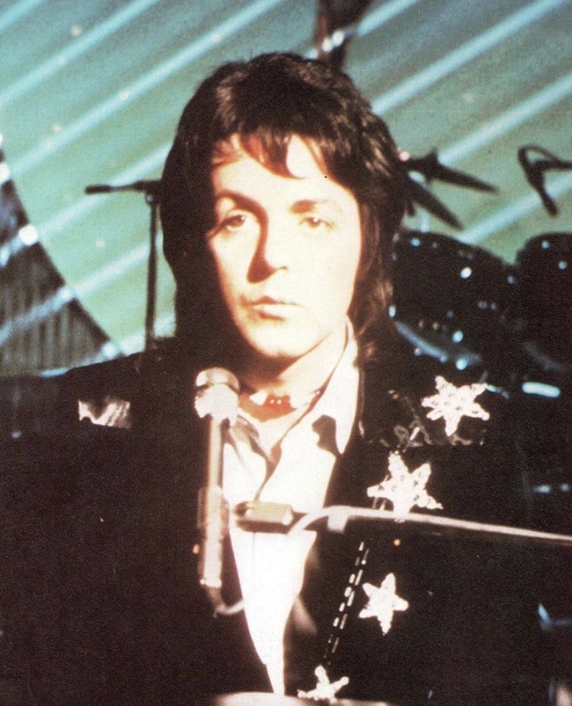 filqqms's tweet photo. #paultwt he’s always had that one whispy piece of hair https://t.co/M8Hu69GZF9