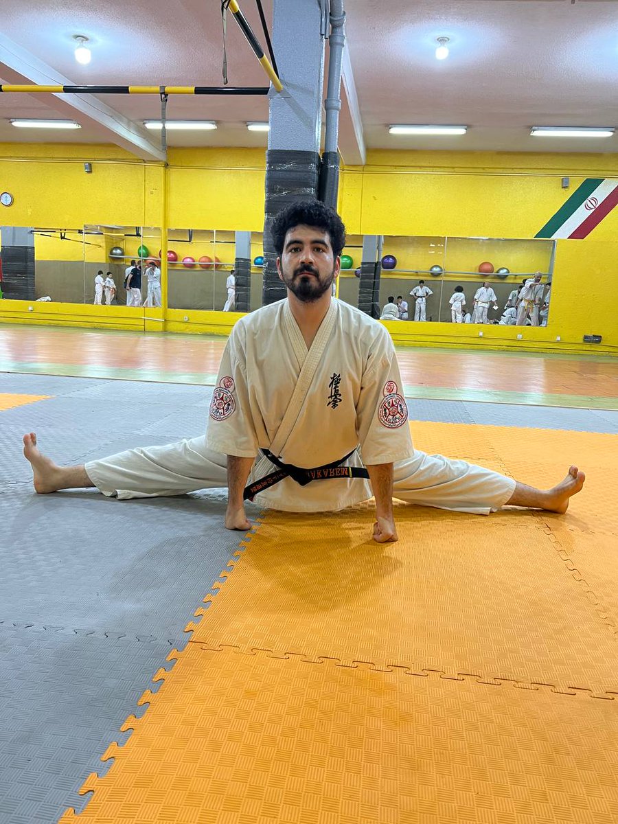 AryanCherik's tweet photo. دوران سربازی شرایط منظم تمرین کردن رو نداشتم و انعطاف بدنم نسبت به قبلش کمتر شده بود. امشب بعد حدود دو ماه باشگاه رفتن دیدم که عه! مثل این که هنوز پیر نشدم:))) https://t.co/1DgRVBiq3Q