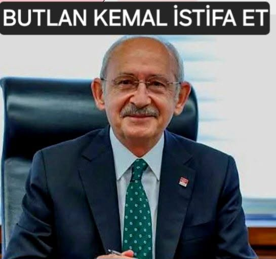 TOPRAK_2_'s tweet photo. “Çelenk gönderiyorsun almıyorlar, 
Cemevinden kovuyorlar, 
Aşureye kabul etmiyorlar, 
Selahaddin Demirtaş’a yaltaklanıyorsun reddediyor, 
Cenazede yuhalıyorlar. 
Onur,gururun da bir sınırı var. 
Bir düşün ,taşın,
 İyice arsız yaptın kendini. Kabul et artık .
Bak teknik direktör başarısızsa , Dünya siyasetinde bakan başarısızsa ,
Yöneticiler başarısızsa istifa 
Ediyor. SENDE TIK YOK.
KİME ÇEKTİN SEN.
Deniz Baykal olay patladı,
Bırakmadımı partiyi.YEMİN 
İSTENMİYORSUN ARTIK İSTİFA ET...
ZARARIN NERESİNDEN DÖNERSEN KÂRDIR. ÜLKENE BİR İYİLİK YAP.
