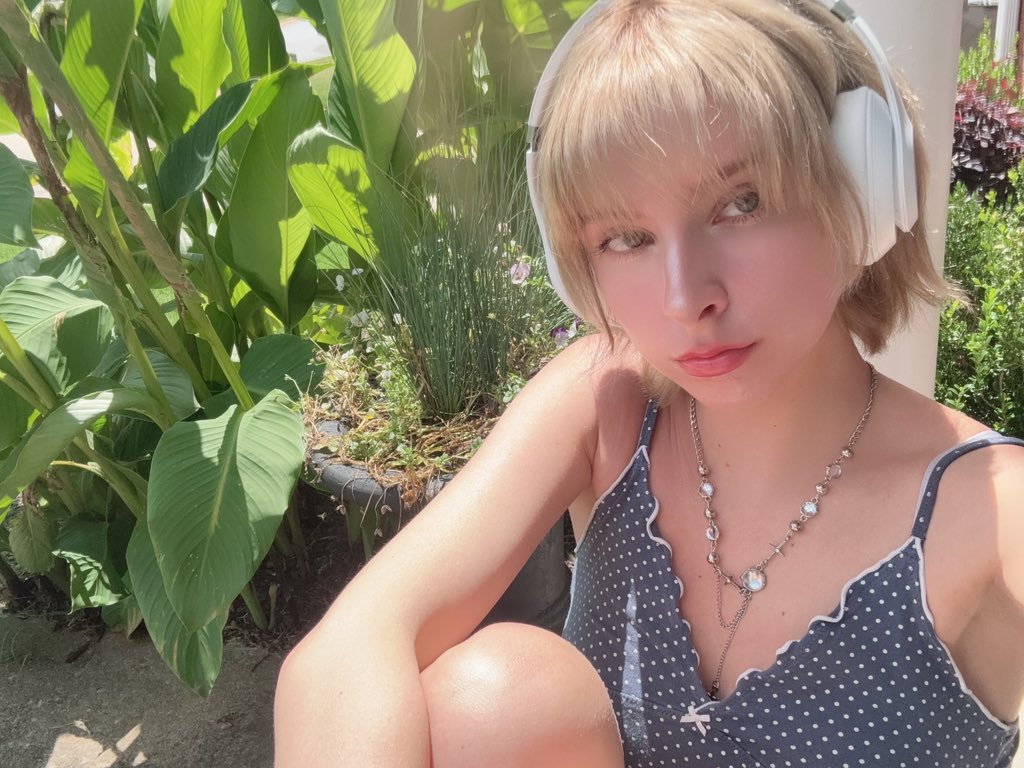 _jellofiish's tweet photo. touched grass ate cake 🍰 https://t.co/r5AGT9rFyj