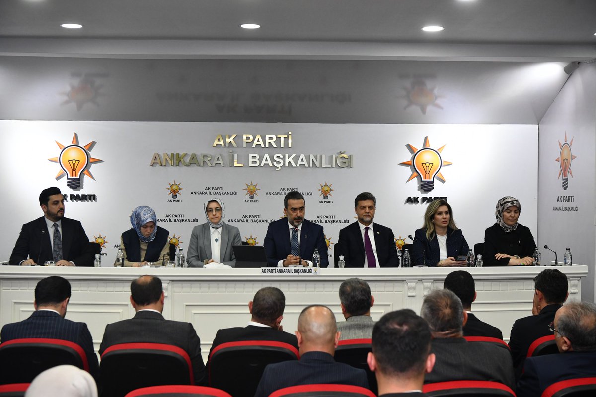 AkKeciorenResmi's tweet photo. 📍İl Başkanlığı

İlçe Başkanımız Ömer Faruk İslam, Kadın Kolları Başkanımız Av. Arb. Merve Biberoğlu Erdoğan ve Belediye Başkanımız Dr. Mesut Özarslan ile birlikte, İl Başkanlığımızın Haftalık Olağan Yönetim Kurulu Toplantısına katılım sağlayarak, İl Başkanımız Hakan Han Özcan'a hediye takdiminde bulundular. 

#sevdamızankara
#sevdamızkeçiören🇹🇷

@RTErdogan
@hakanhanozcan
@erhansarigol
@AkpartiAnkara
@omerfarukislam
@OzarslanMesut
@akkadinkeciorn
@keciorenbeltr