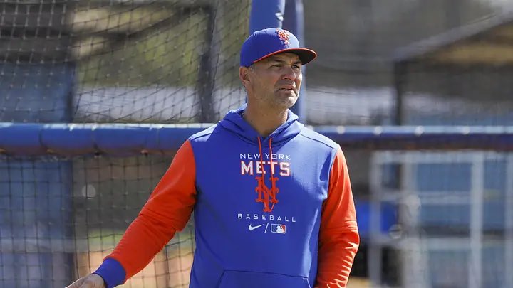 mikedeportes's tweet photo. So, now Eric Chávez is a "snitch"? He said that last season Juan Soto, right in the middle of the games, would stay sitting in the clubhouse between innings. According to Chávez, he went to tell the GM about it because the other players saw that attitude and didn't like it. The GM response was: "They're not Juan Soto." 👀 #Mets