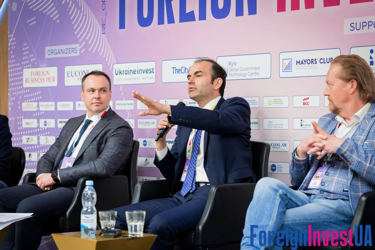 bpehlivan's tweet photo. Ukrayna'ya dış yatırım çekilmesi bugün her zamankinden de daha önemli, daha kritik. Ülkenin en büyük yabancı yatırım forumu olan Foreign Investment Congress, Ukrayna'ya özelikle de enerji sektöründe daha çok yabancı yatırım çekilebilmesi için yapılabilecekleri tartıştığımız harika bir platform oldu. 

2026 yılı başı itibarıyla, savaşın başlamasından bu yana, Ukrayna'da toplamda 3.000 MW güneş, 600 MW rüzgar enerjisi ve 2.000 MWh'in üzerinde Batarya Enerji Depolama Sistemi yatırımı yapıldı. Bu sayede ülkenin ihtiyaç duyduğu ek enerji ihtiyacı karşılanırken, yeşil enerjinin, enerji üretimindeki payı arttı, yenilenebilir enerjinin adem-i merkeziyetçi yapısından dolayı bu yatırımlar ülkenin enerji güvenliğine de kritik katkı sağladı. 

Bugün, Türk enerji yatırımları, ülkede yenilenebilir enerji sektöründe en büyük yabancı sermaye yatırımcısı durumunda ve Türk şirketlerinin yatırımları devam ediyor. Ancak özellikle Kuzey ülkeleri, Almanya, Polonya, İtalya ve Fransa gibi ülkelerden Ukrayna'da daha çok enerji yatırımı görmeliyiz. Bu noktada Türk iş dünyası olarak bilgi ve birikimizi, deneyimlerimizi paylaşmaya hazırız.