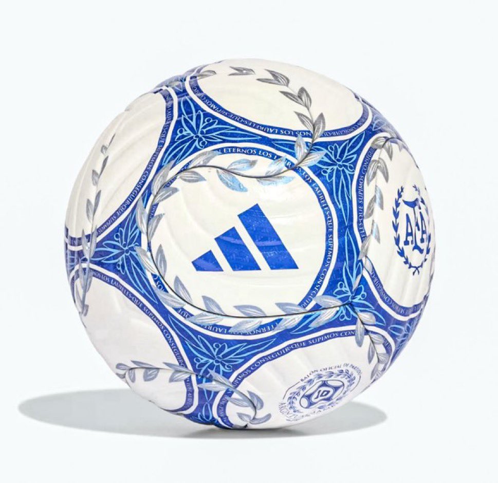 Lo_Mauro's tweet photo. El nuevo diseño de pelota de adidas para Argentina es lindo pero el azul sobre celeste es re moisaco holandés. https://t.co/5rMlUzfx3E