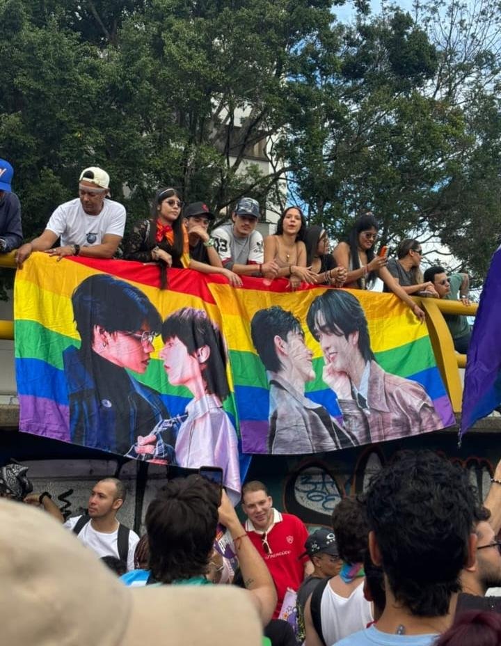 fp_colombia's tweet photo. Hoy nos sentimos felices de que somos muchos en Colombia 🇨🇴quienes amamos a @fort_fts y @peatwasu, y no podíamos faltar a las marchas del mes #Pride, nos sentimos orgullosas de apoyarlos, aunque estemos a km de distancia. Gracias Medallo ✨🏳️‍🌈🫂.

#FortFTS #Peatwasu #FortPeat https://t.co/wdi658rU6A