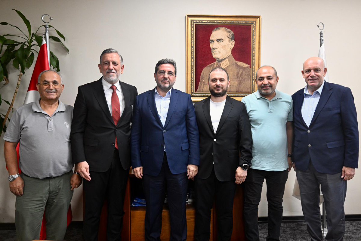 ibrahim_Burkay's tweet photo. Değerli dostlarım Mehmet Özen, Serdar İslamoğlu, Mustafa Şehitoğlu ve İsa Gündoğdu ile bir araya gelerek unlu mamuller sektörümüzün mevcut durumunu, hedeflerimizi ve yol haritamızı değerlendirdik.

Sektörümüzü güçlü kılan en önemli unsur, ortak akıl etrafında buluşabilmesi ve aynı hedef doğrultusunda birlikte hareket edebilmesidir. Bu birlik ruhu, 2030 Vizyonumuza güvenle yürümemizin en sağlam teminatıdır. Kıymetli destekleri ve samimi sohbetleri için kendilerine teşekkür ediyorum.