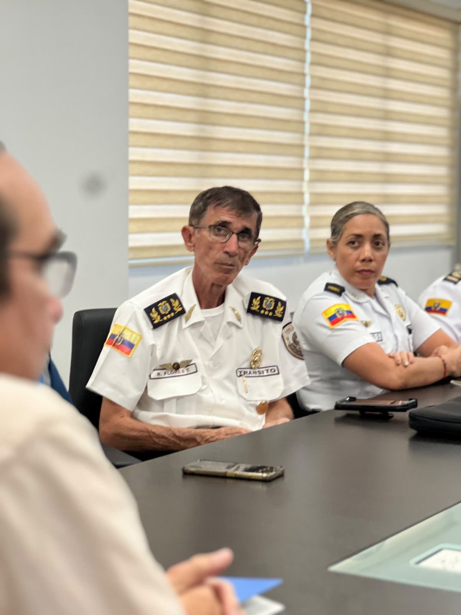 CTEcuador's tweet photo. 🤝🚦 Trabajo articulado por la seguridad vial.
La CTE y la Dirección de Tránsito, Movilidad y Vigilancia Ciudadana de Samborondón coordinaron acciones conjuntas para fortalecer la movilidad y la seguridad vial en beneficio de la ciudadanía. ✅
#GobiernodelEcuador https://t.co/u8dUXVmKZQ