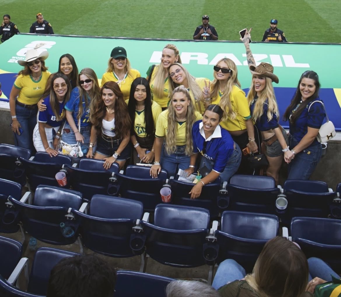 cafessionario's tweet photo. wags reunidas no pós jogo https://t.co/eoSAXDNYRT