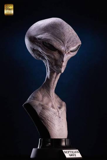 RoB_9696's tweet photo. @DiscussingFilm But “werwulf’s” are not scary 🤦🏻‍♂️ 
Now through in a reptilian-grey alien terrorizing a small town 😬. https://t.co/Tr1AJtwFxv
