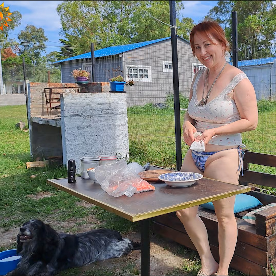 MilaNaturistUru's tweet photo. 😊I cook outside. My dog is always with me. 🐶#CookingAtHome #Uruguay #MilaNaturist https://t.co/Aq22USmYbO