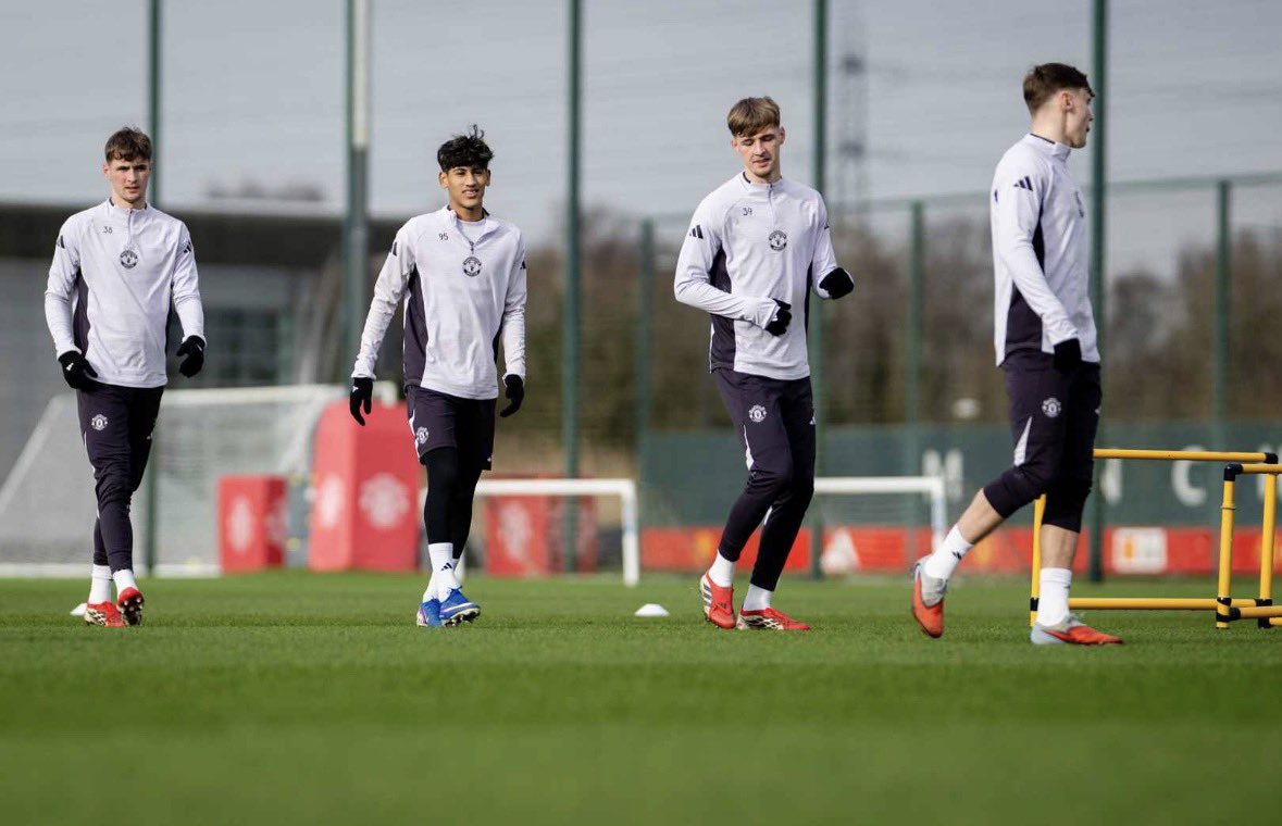 Utdtruthful's tweet photo. 🚨🎖️| Laurie Whitwell on the possibility of a third midfielder from the academy:

“They’d like to have a look at that, but I don't think any of them are actually READY.” #MUFC [@TOTDevils] https://t.co/sPlckO2v5t