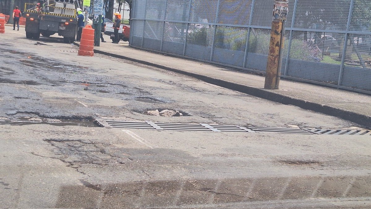 monikeAL29's tweet photo. @InfraGobPue @Gob_Puebla @armentapuebla_ Favor de bachear bulevar Camacho Espíritu o valsequillo, y 14 sur, justo estaba revisando alcantarillado pero hace falta que bachear, hay hoyos sobre hoyos y justo en la esquina de la facultad de computación @BUAPoficial https://t.co/m7wluuH13K