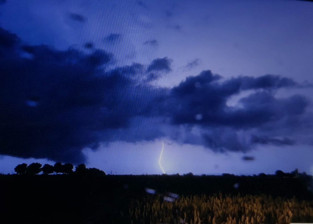 Gewitterjaeger's tweet photo. Ob heute ein Flugzeug am Münchner Flughafen vom Blitz getroffen wird? 
🥴✈️⚡️

#Gewitter https://t.co/Z9xWPA24rI