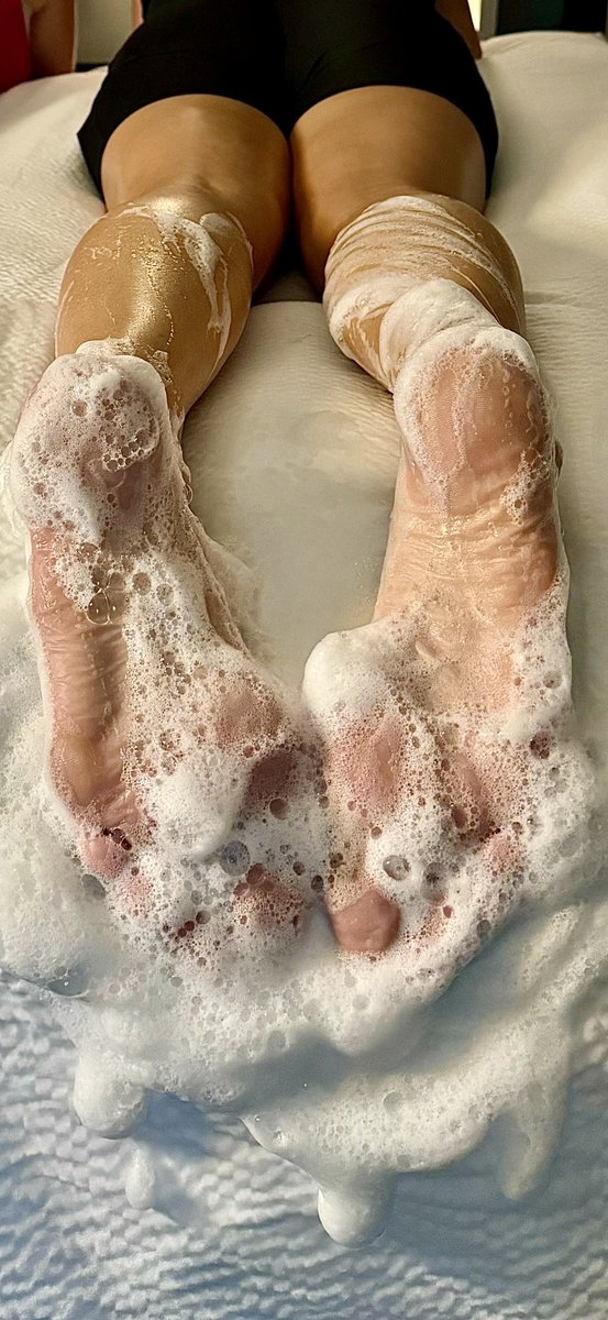 TheSoapDaddy's tweet photo. Paintbrush sole cleaning, Loofah Sponge Scrubbing and Soapy Foot Massaging @msjennifoxx on a wild  soapy weekend https://t.co/Iod1Tpd7MM