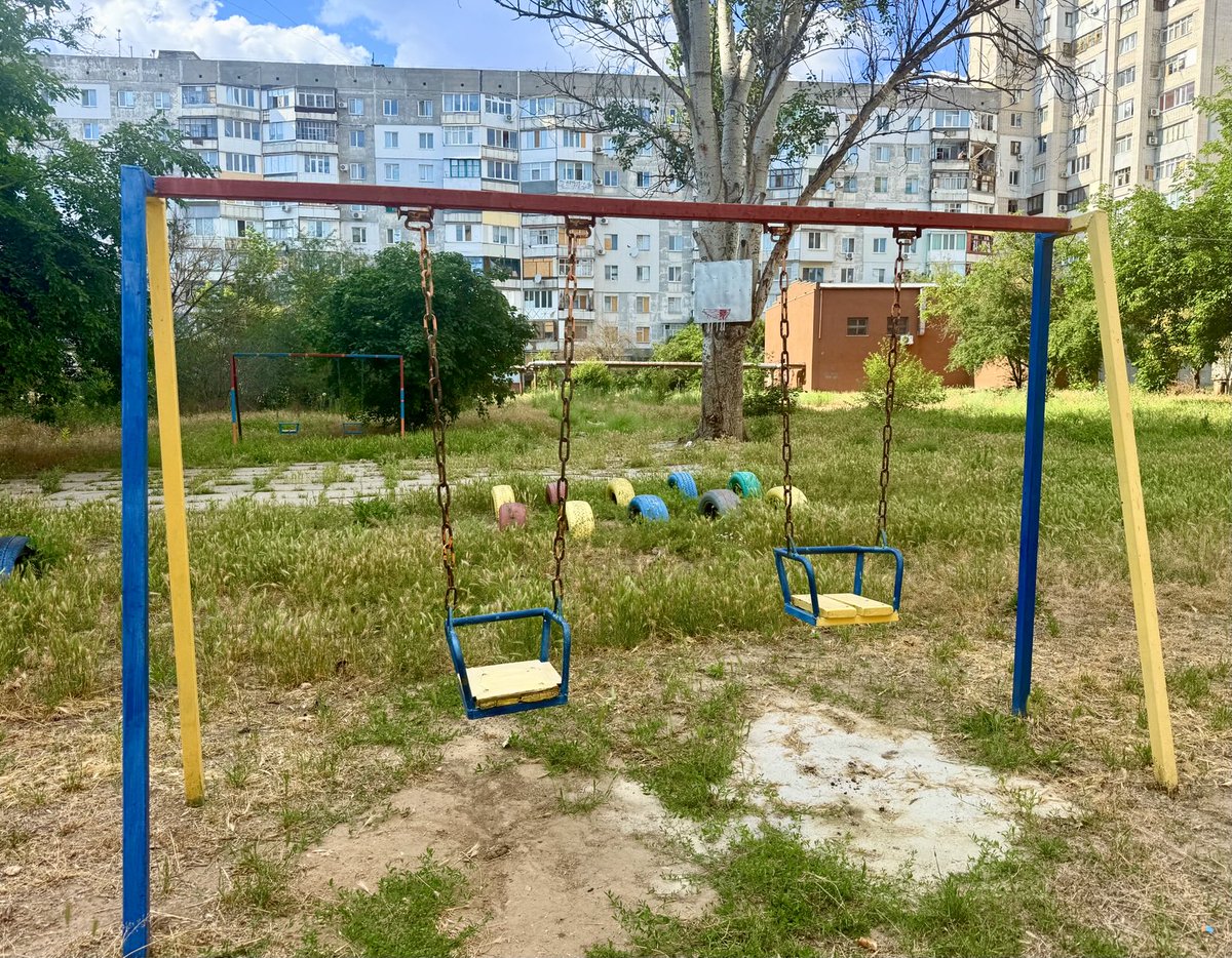 ZarinaZabrisky's tweet photo. 🔴 Kherson: a Russian drone attacked a family at a playground.

Two girls, 3 and 6. A boy, 13. Their mom, 34.

The same time, another drone hit a car. An hour later, another drone set a car on fire.

Human safari in Kherson. Every day. 

📸 previous playground attack 
Fire today https://t.co/tPkUWedoAp