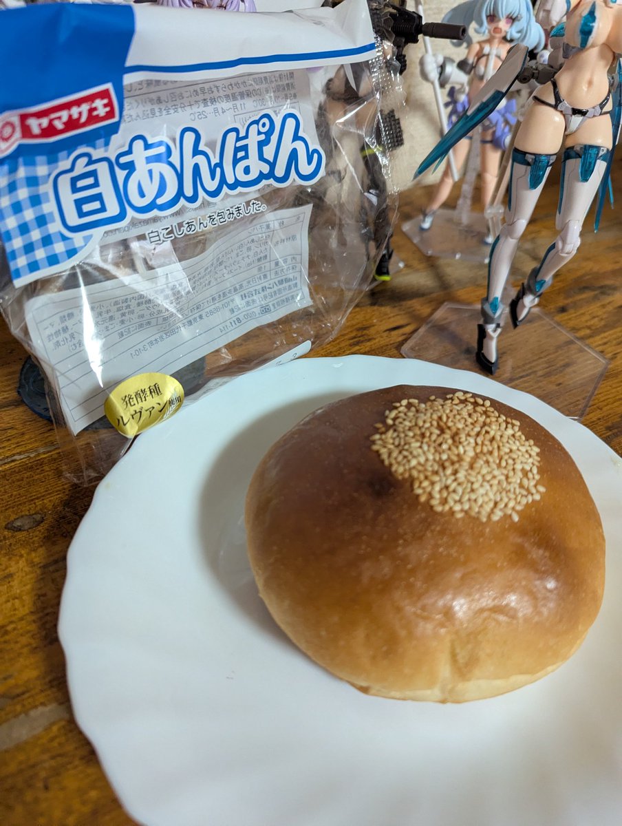 gamekan33's tweet photo. 昨日買った明日のパン食べるよ(´・ω・｀) https://t.co/uH8P4hLO3z