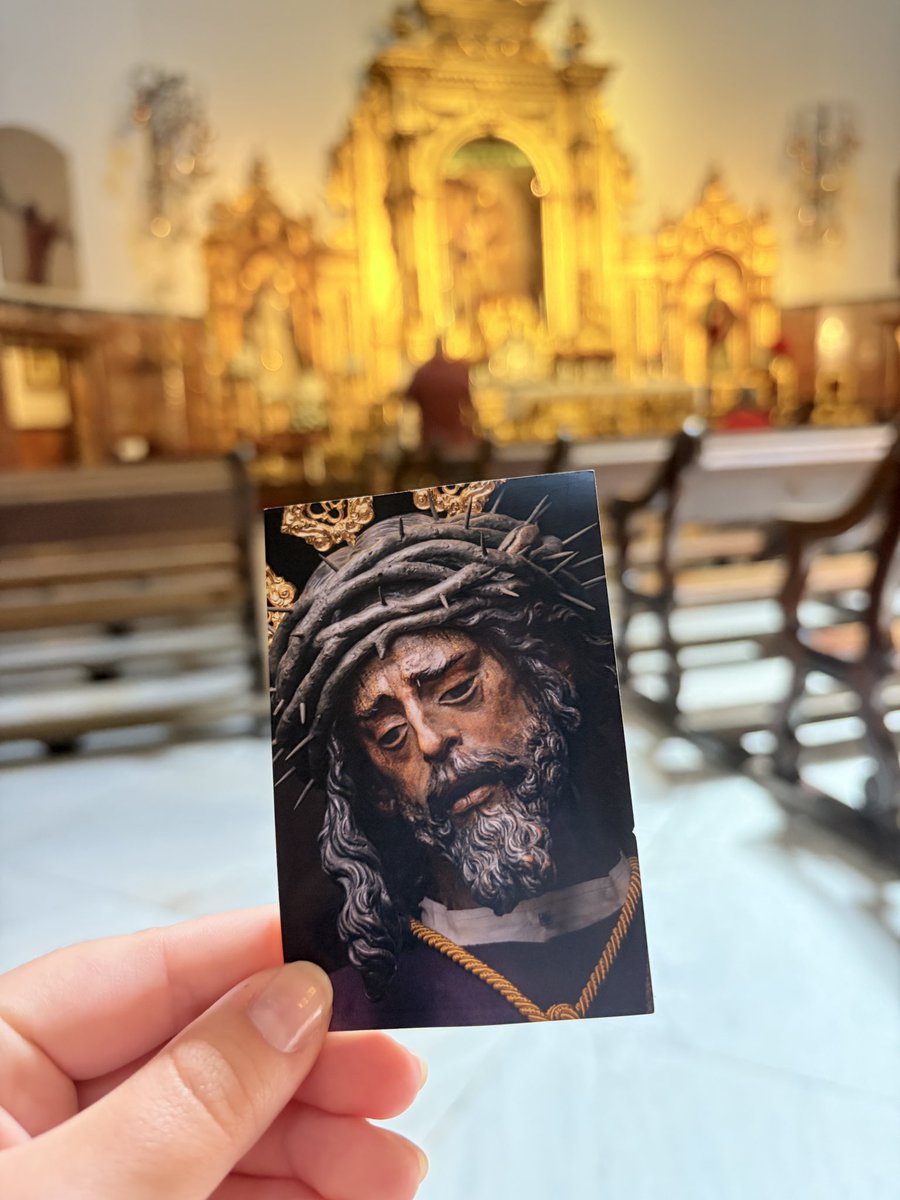 reyesgav2's tweet photo. Están siendo unas semanas de mirar atrás y agradecer mucho.
Al entrar, un señor se me ha acercado y me ha regalado esta estampa.
No sé si hay que buscarle un significado. Lo que sí sé es que hay gestos que llegan en el momento justo y te recuerdan la importancia de agradecer. https://t.co/ot6vcIS1Rf