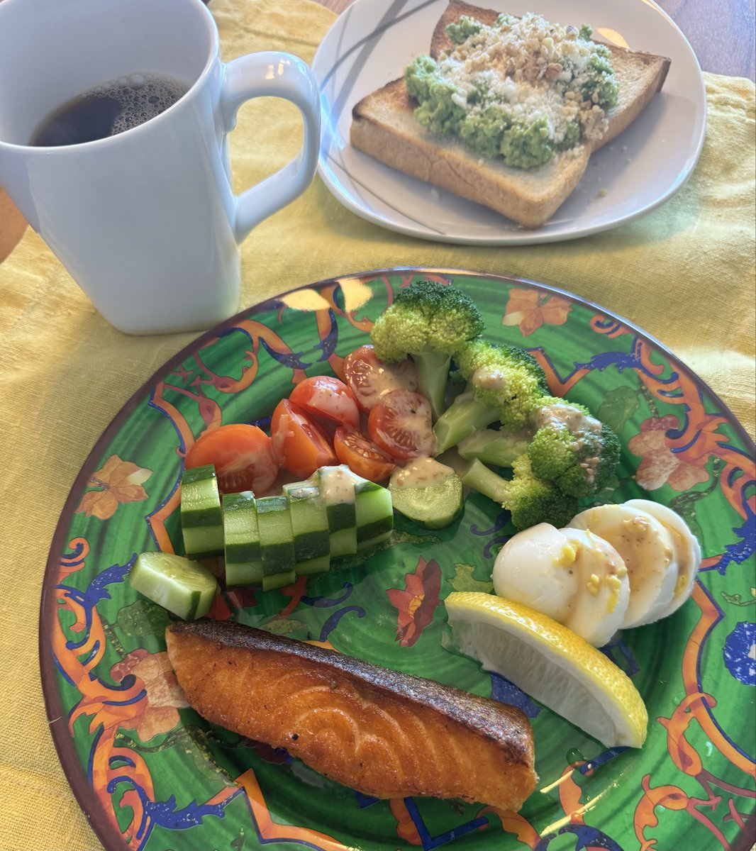 ldt_on's tweet photo. 本日の朝ご飯
#きゅうり　#アボカドトースト　#コーヒー　#ブロッコリー　#トマト　#ゆで卵　#サーモン　#くるみ　#homemade https://t.co/tqf1SdVOXN